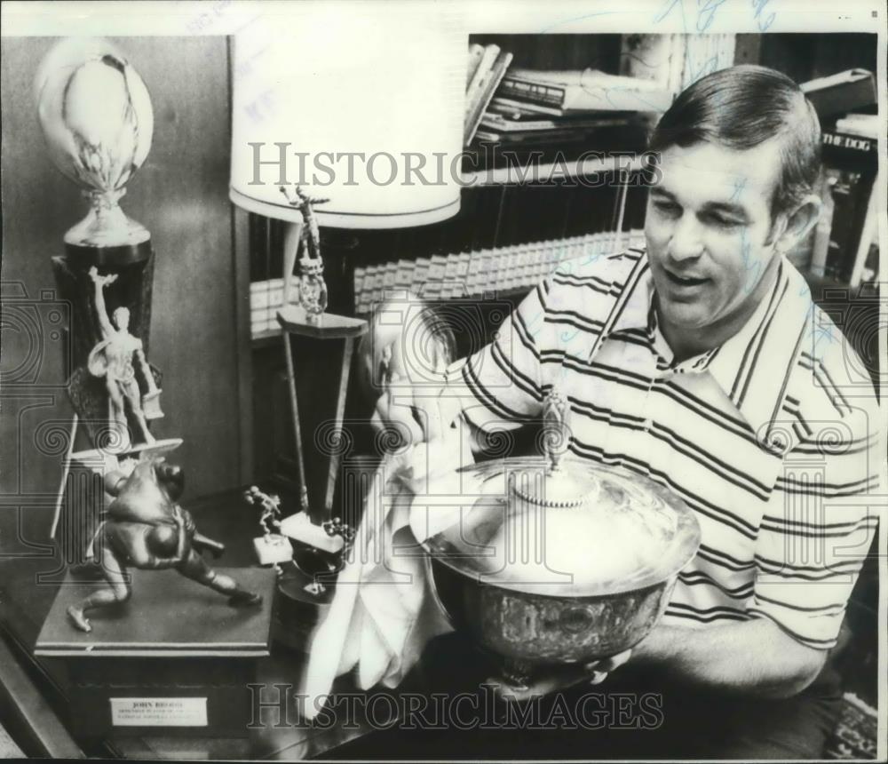 1971 Press Photo Former football player John Brodie cleans his trophy - sps00256 - Historic Images