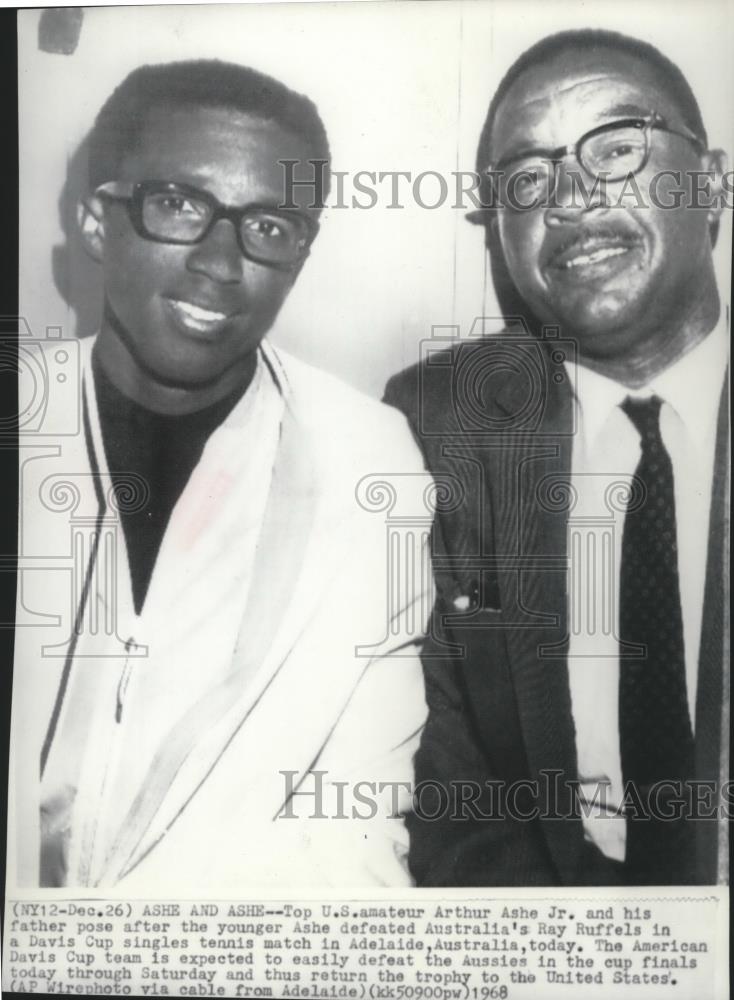 1968 Press Photo Tennis star Arthur Ashe Jr. and his father pose after win - Historic Images