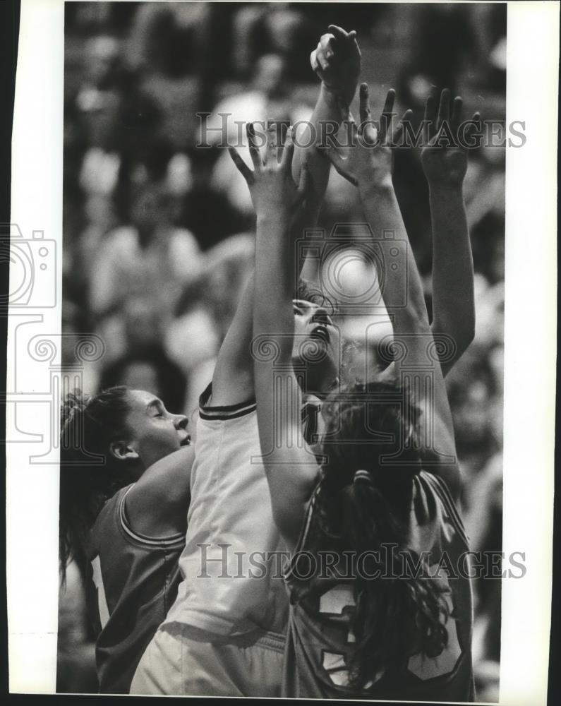 1992 Press Photo Mead basketball player Jodi Cory battles for the ball - Historic Images