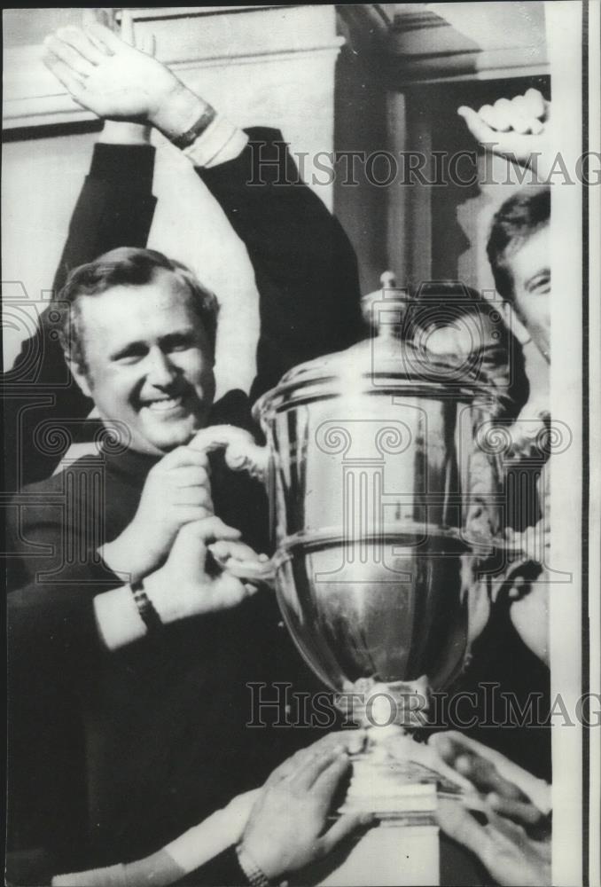 Press Photo British team captain, golfer Michael Bonallack with trophy - Historic Images