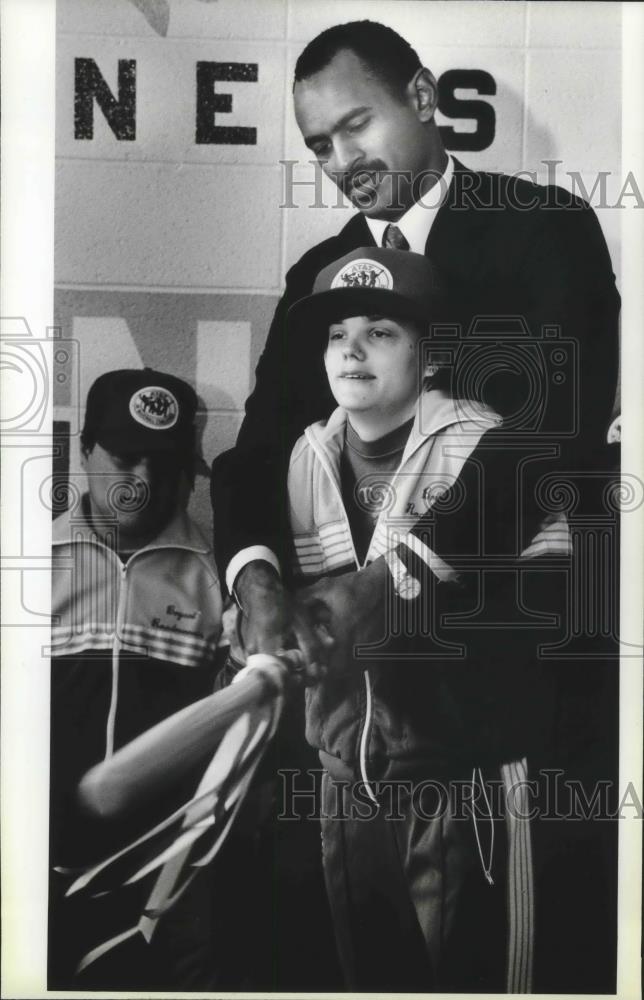 1986 Press Photo Baseball's Phil Bradley helps Jeff Rogers at Bryant School - Historic Images