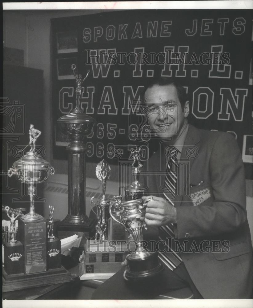 1971 Press Photo Hockey&#39;s Buddy Bodman celebrates with his many trophies - Historic Images