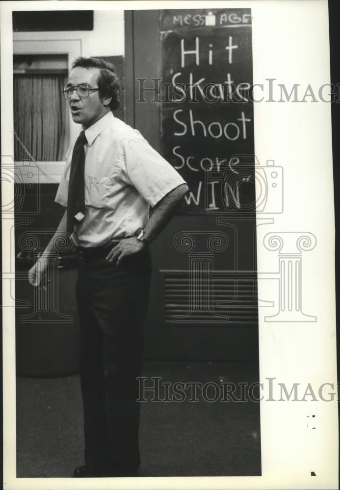 1980 Press Photo Hockey team coach Buddy Bodman talks to team - sps00606 - Historic Images