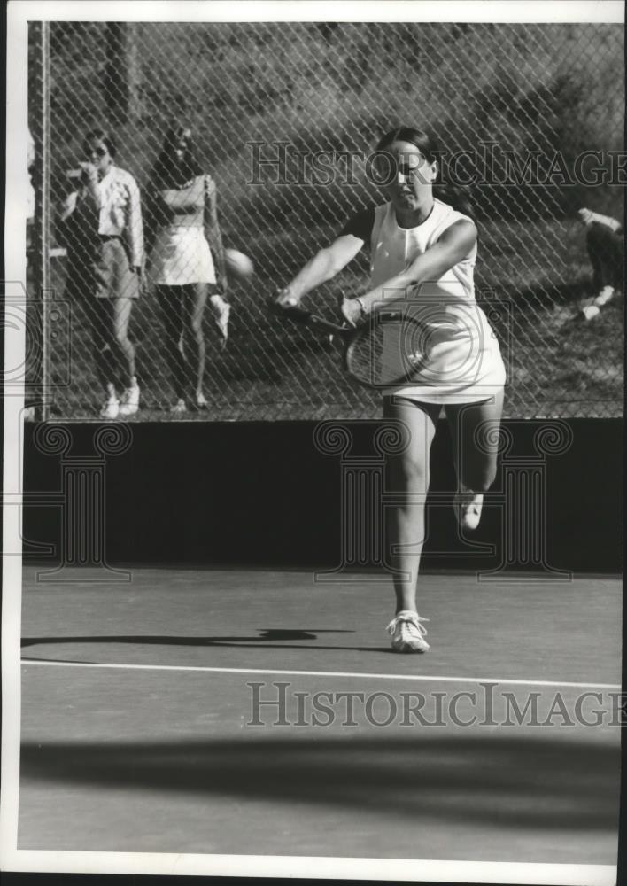 1974 Press Photo Tennis star Anne Bounds enjoys the game - sps00621 - Historic Images