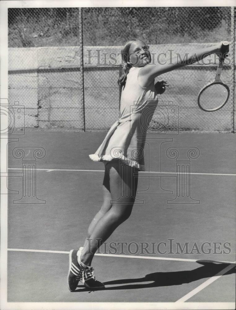 1975 Press Photo Tennis star Judy Cutler reaches for the ball - sps00641 - Historic Images