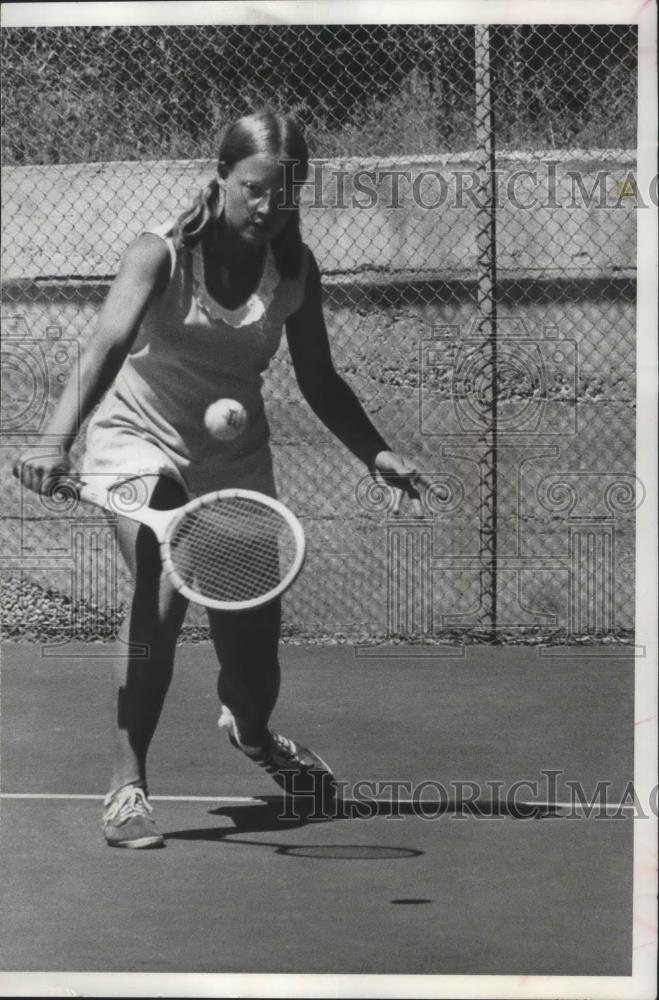 1975 Press Photo Tennis star Judy Cutler ready to return the ball - sps00642 - Historic Images