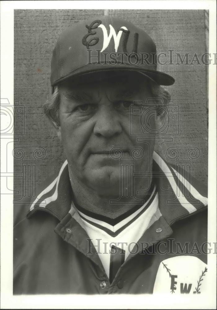 1981 Press Photo Football coach Ed Chissus ready for the game - sps00889 - Historic Images