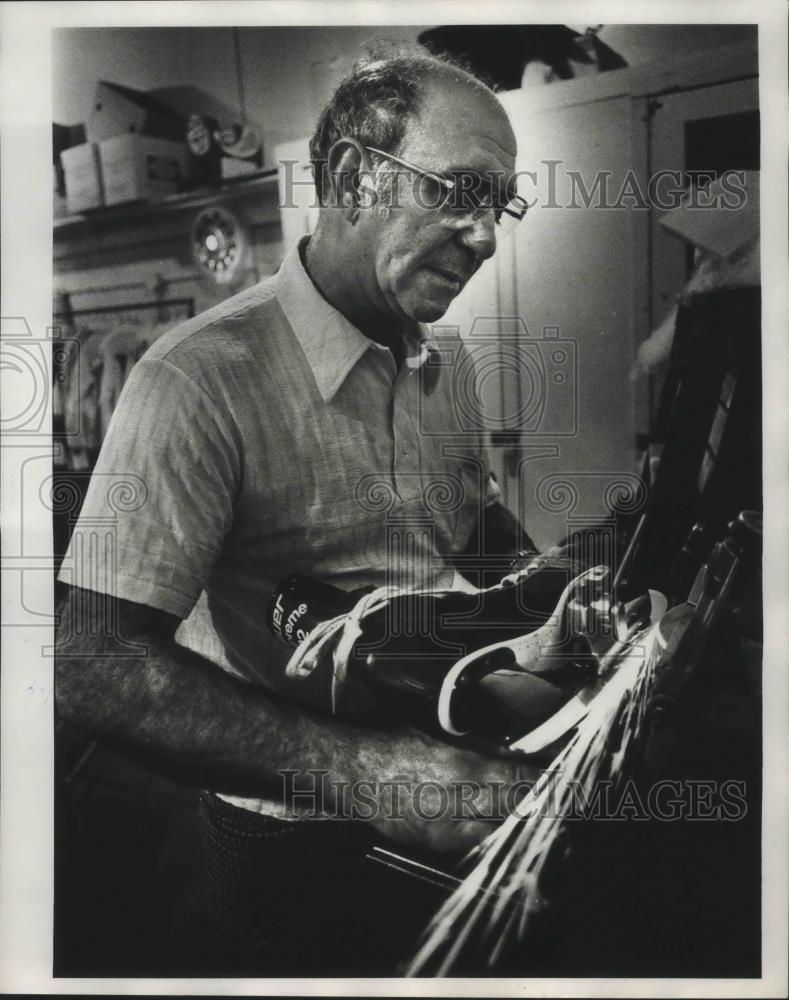 1979 Press Photo Hockey player Carl Cirullo sharpens skate blades - sps00896 - Historic Images