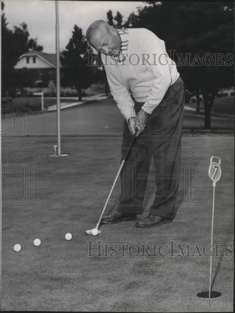 1954 Press Photo Golfer Neil Christian tries to tap it in the hole - sps00900 - Historic Images