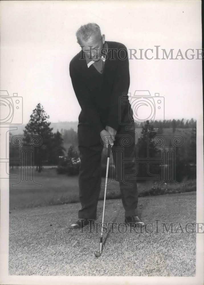 1953 Press Photo Golfer Neil Christian is ready to hit the green - sps00902 - Historic Images