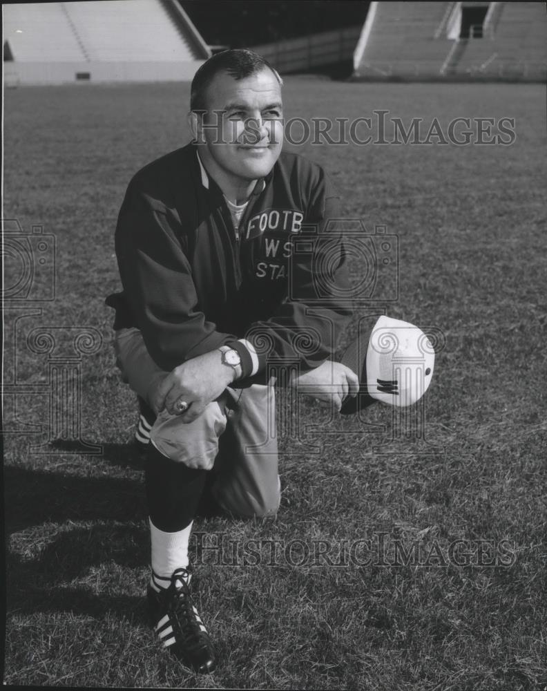 1967 Press Photo Football player Bert Clark ready for the game - sps00903 - Historic Images