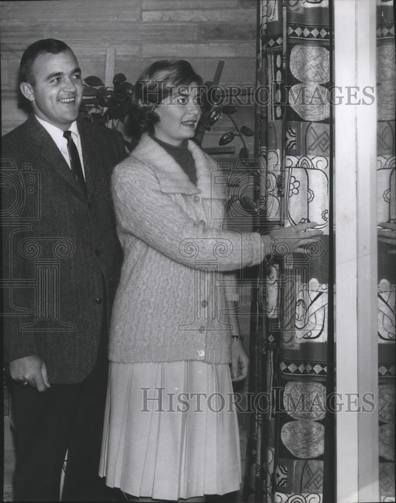 1964 Press Photo Football star Bert Clark is all smiles with date - sps00915 - Historic Images