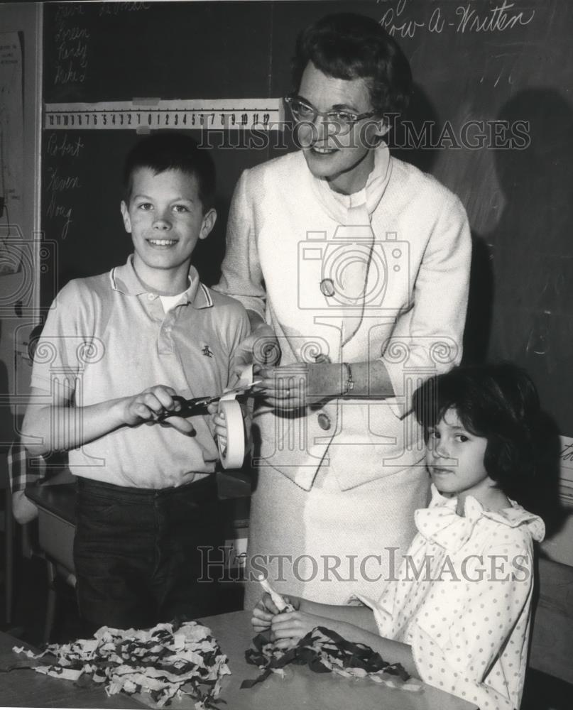 1966 Press Photo Teacher Mrs. Alvin B. Danielson with Browne School students - Historic Images