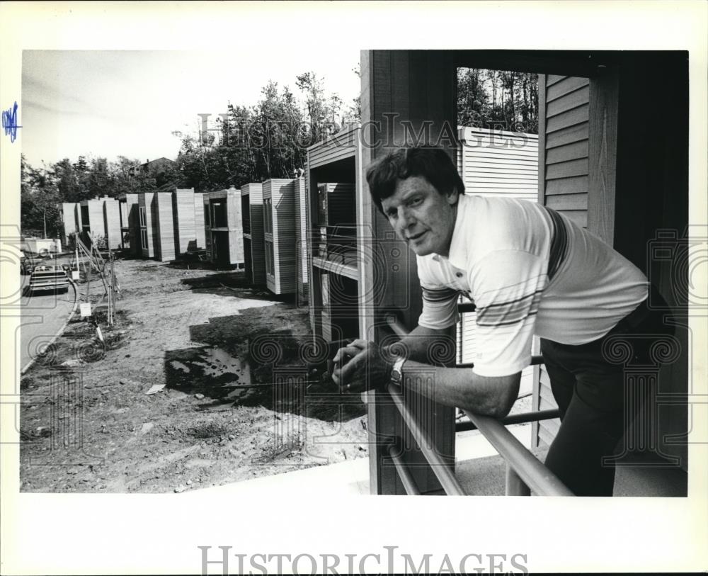 1980 Press Photo Builder Lee Zumwalt  Homes Opposit Eastmoreland Golf Course - Historic Images