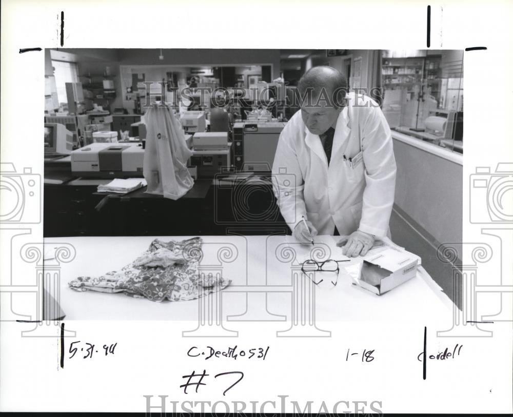 1994 Press Photo Crime Lab &quot;White Coat&quot; Man - ora99571 - Historic Images