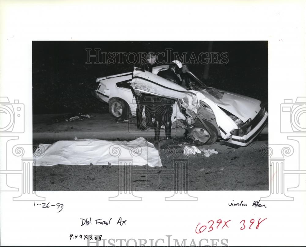 1993 Press Photo Portland police officers check car wreck - ora99794 - Historic Images