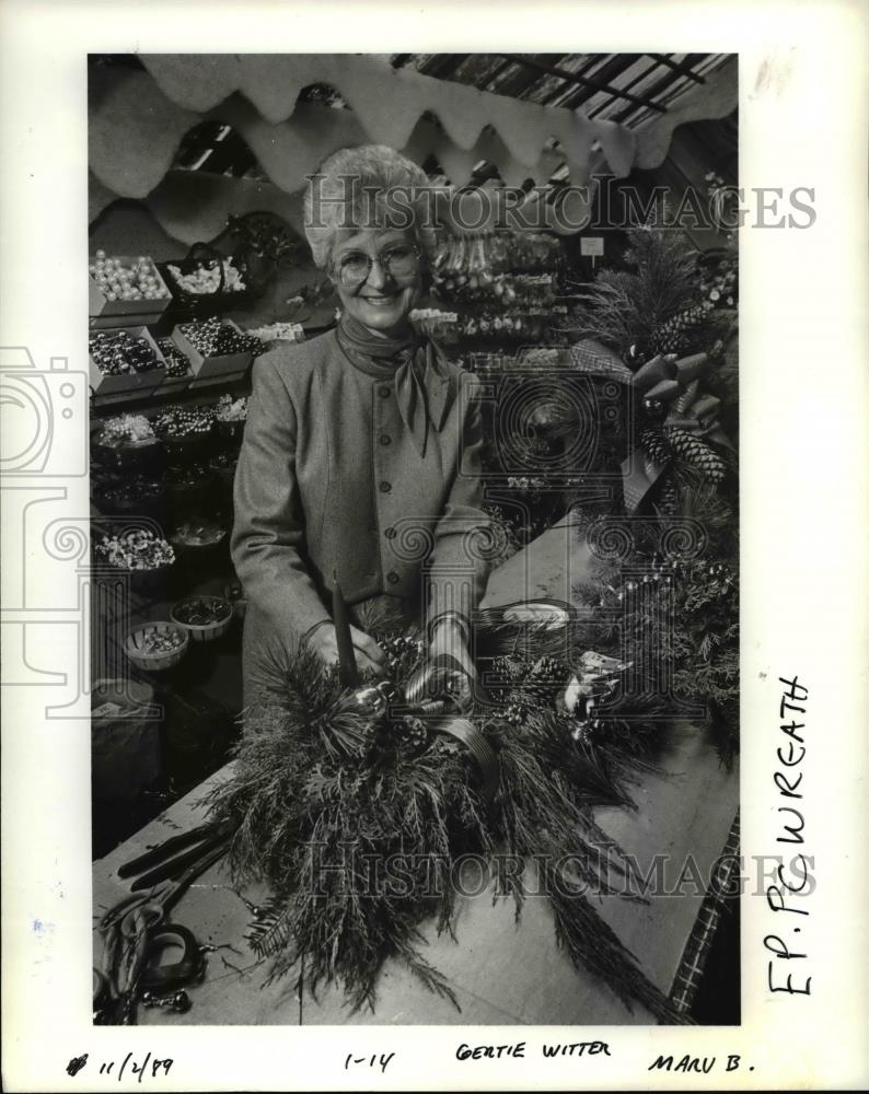 1989 Press Photo Gertile Witter Prepares To Lead A Holiday Centerpiece Workshop - Historic Images