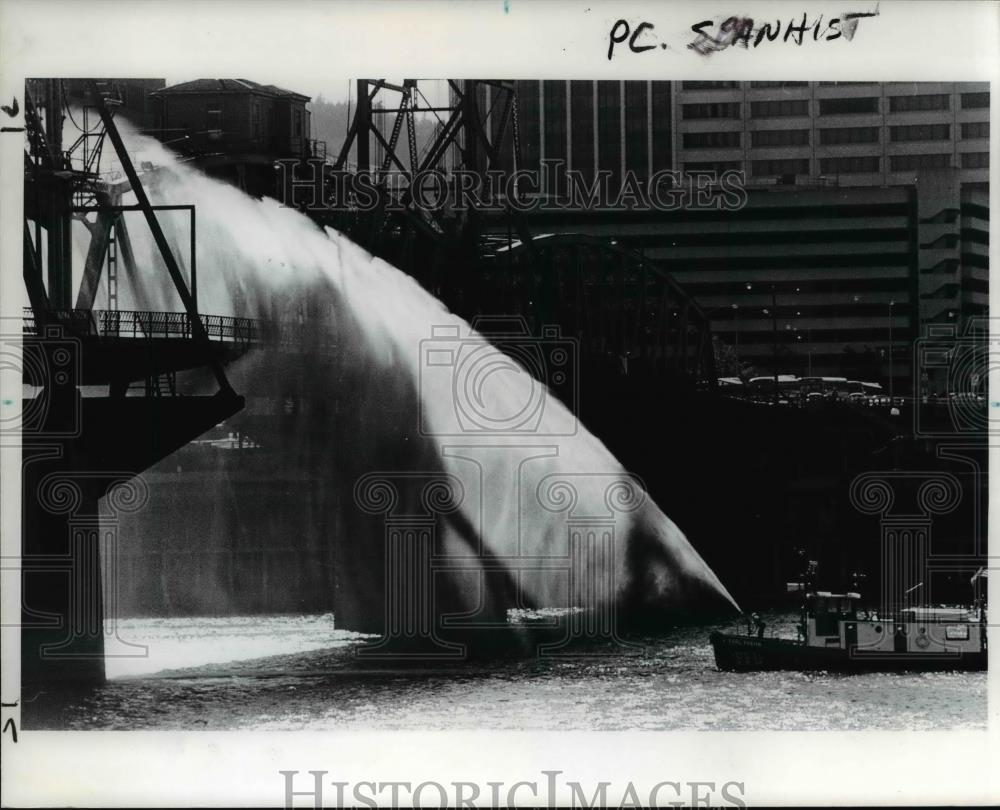 1985 Press Photo Hawthorne Bridge Cooling Off Shower Karl Prehn Portland - Historic Images