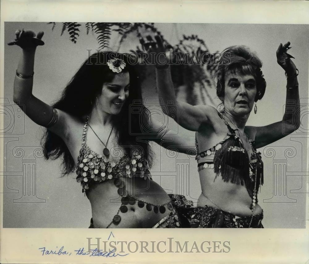 1976 Press Photo Fariba Gives Tummy Jiggling Pointer To Mrs. Henderson - Historic Images