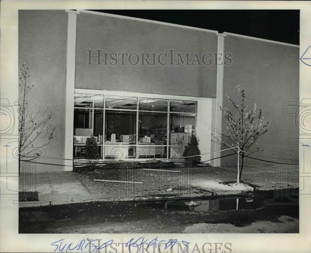 1972 Press Photo Windows Shattered On North Side Of Building From Bomb - Historic Images