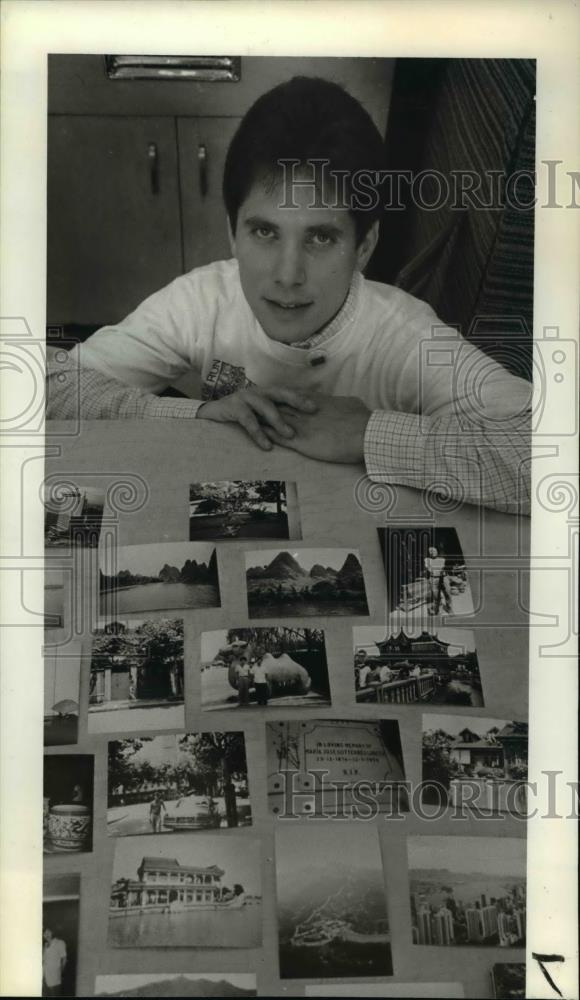 1985 Press Photo Ed Wilgus Displays His Photos From His Trip To China - Historic Images