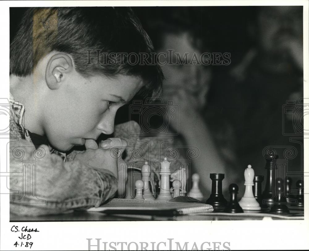 1989 Press Photo Derek Larson &amp; Brad Batman Concentrate on their Chess Moves - Historic Images