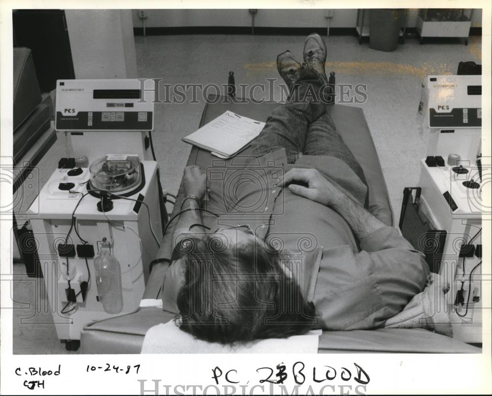 1987 Press Photo Earl Ray Montieth sells plasma at a collection center Portland - Historic Images