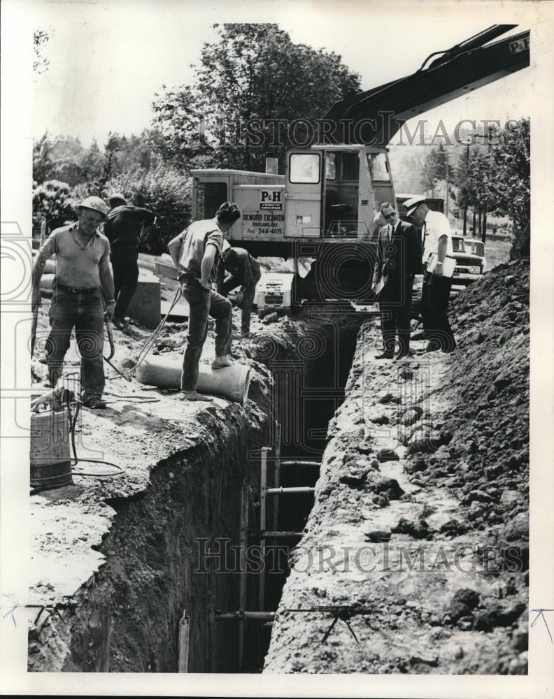1966 Press Photo Construction worker Melvin Meyer was killed when ditch caved in - Historic Images