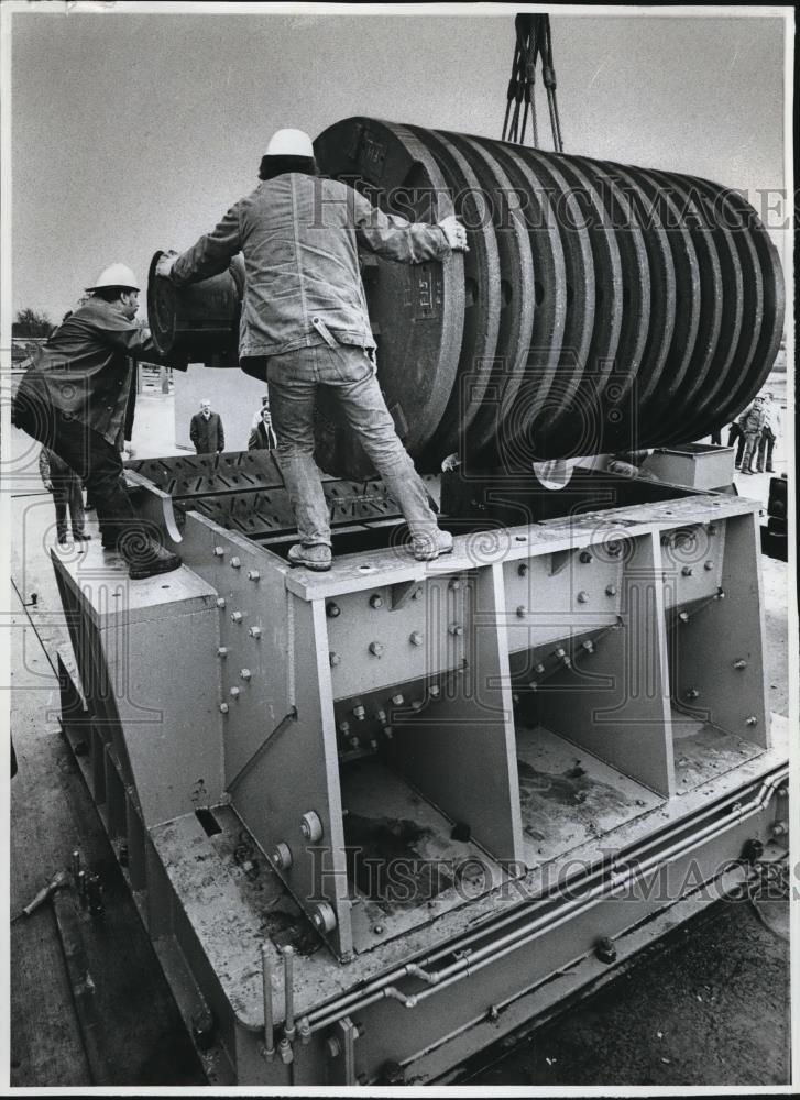 1975 Press Photo Workman maneuver 30 ton rotor into place - orb03997 - Historic Images