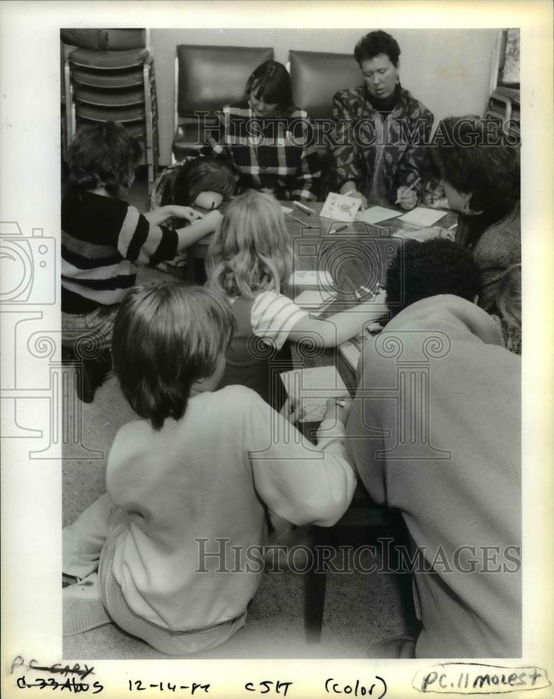 1987 Press Photo Girls in the Family Sex Abuse Treatment Program make -  Historic Images