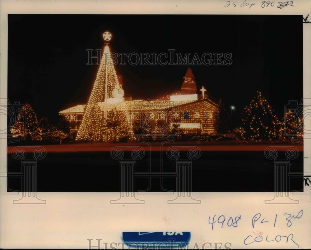 1986 Press Photo Thousands of Christmas lights sparkle on Shiloh Inn - Historic Images