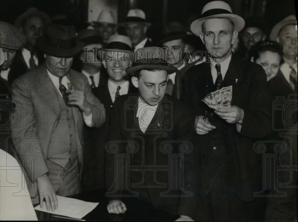 1935 Press Photo crowd swarmed in downtown office to buy chain letters. - Historic Images