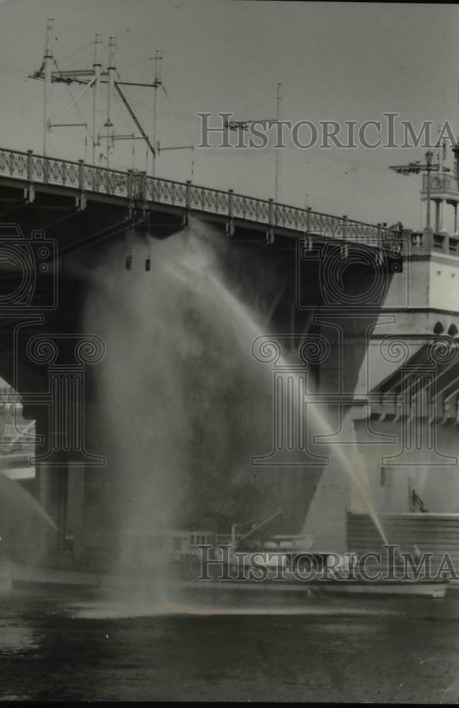 1951 Press Photo Burnside Bridge - orb06581 - Historic Images