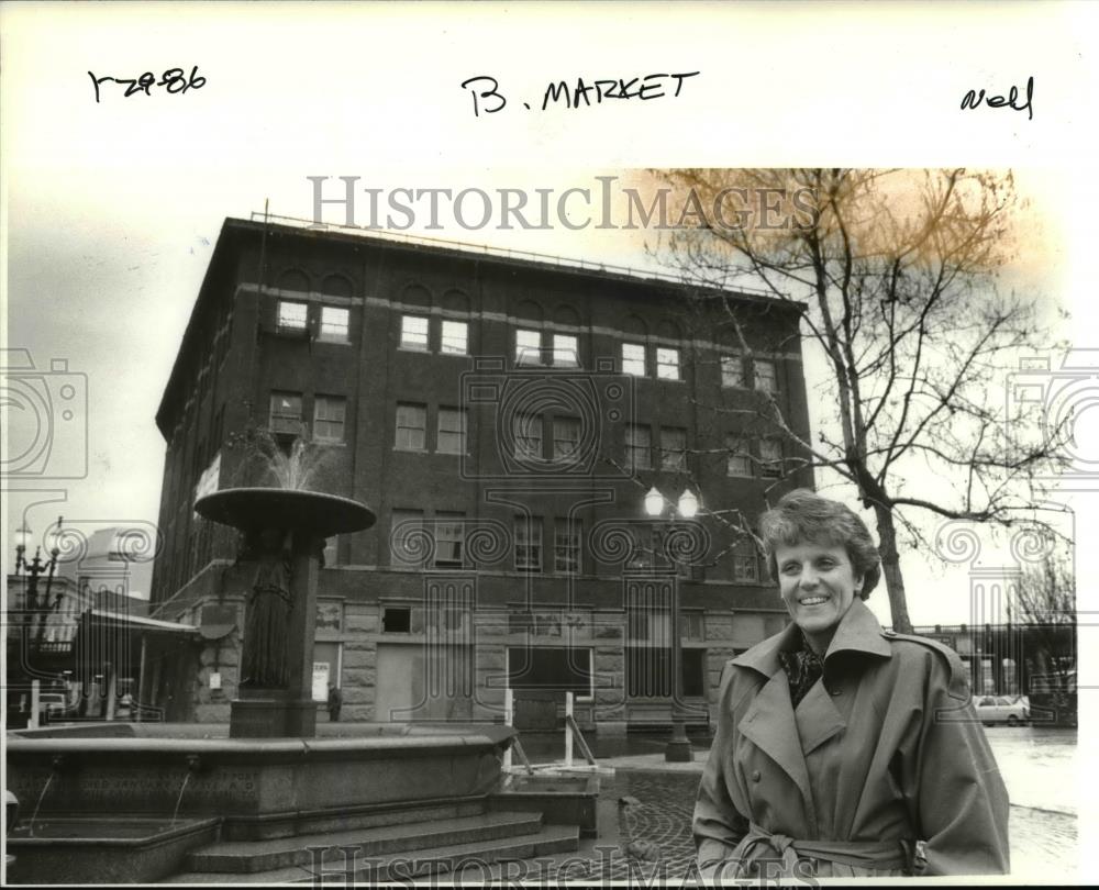 1986 Press Photo Sharon L. Nielson, retail marketing mgr Skidmore Fountain Bldg - Historic Images