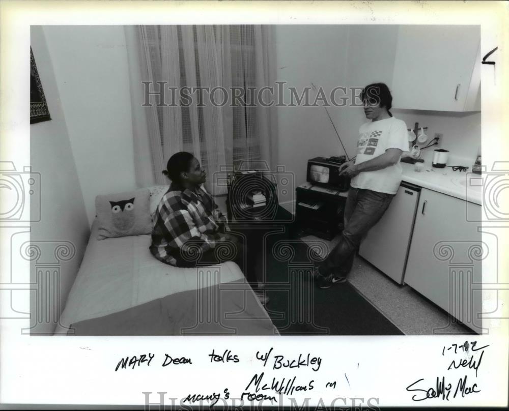 1992 Press Photo 2 of the new residents of Sally Mac bldg. in Northwest Portland - Historic Images