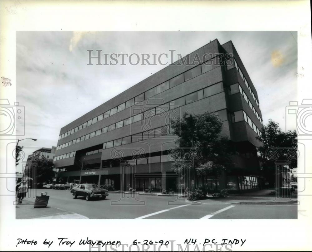 1990 Press Photo First Independent Bank will purchase the Pacific First Bank - Historic Images