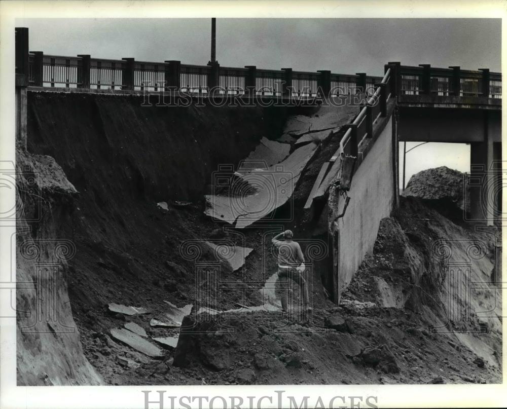 1983 Press Photo Workman surveys Northeast 42nd Ave off-ramp collapse - Historic Images