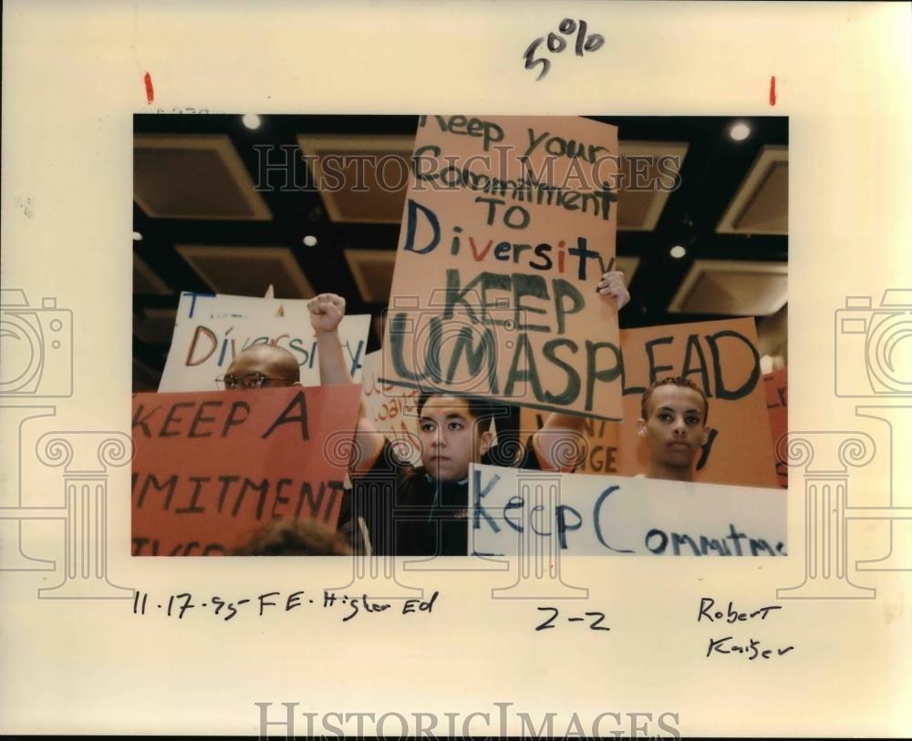 1993 Press Photo Demonstration, Oregon statue university - orb07529 - Historic Images