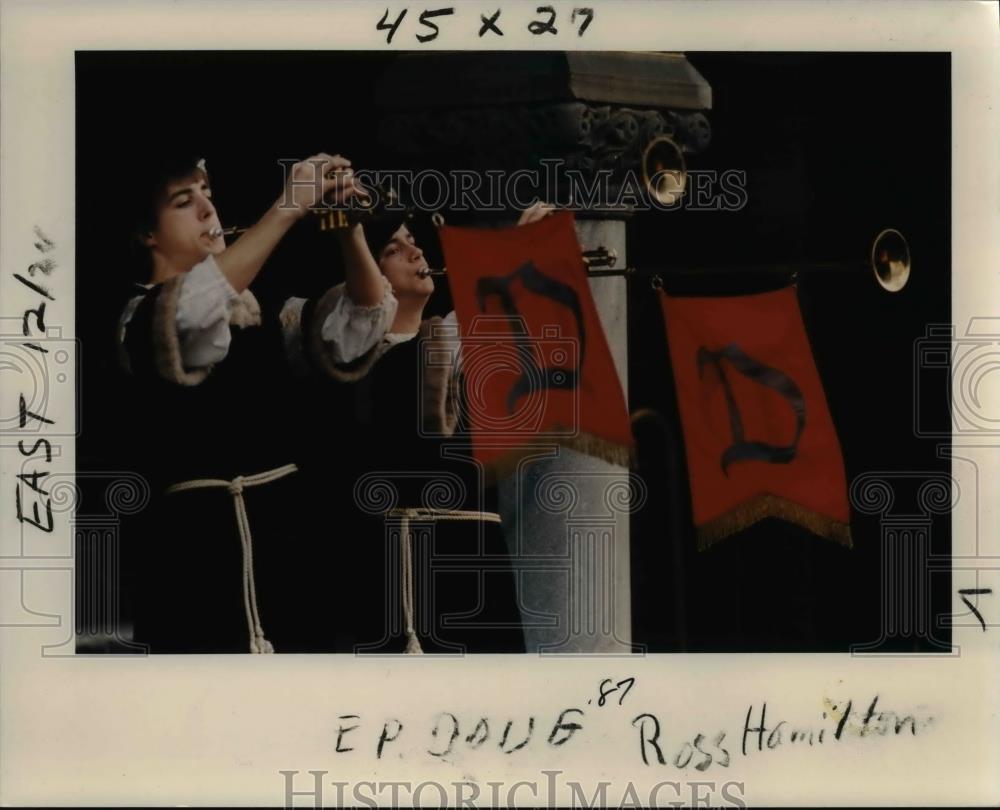 1987 Press Photo Lifting their banners high, David Douglas High School musicians - Historic Images