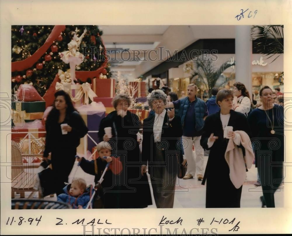 1994 Press Photo Christmas shopping, Washington square - orb07705 - Historic Images