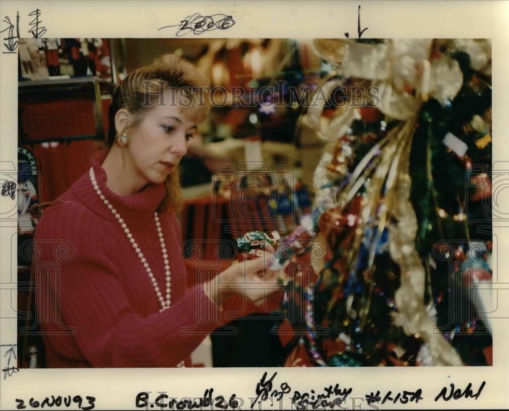 1993 Press Photo Christmas Shopping While Looking At Decorations - orb07748 - Historic Images