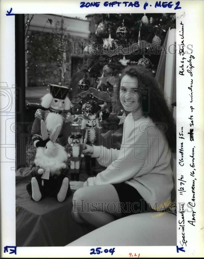 1991 Press Photo Cameron sets up window display of christmas decoration - Historic Images