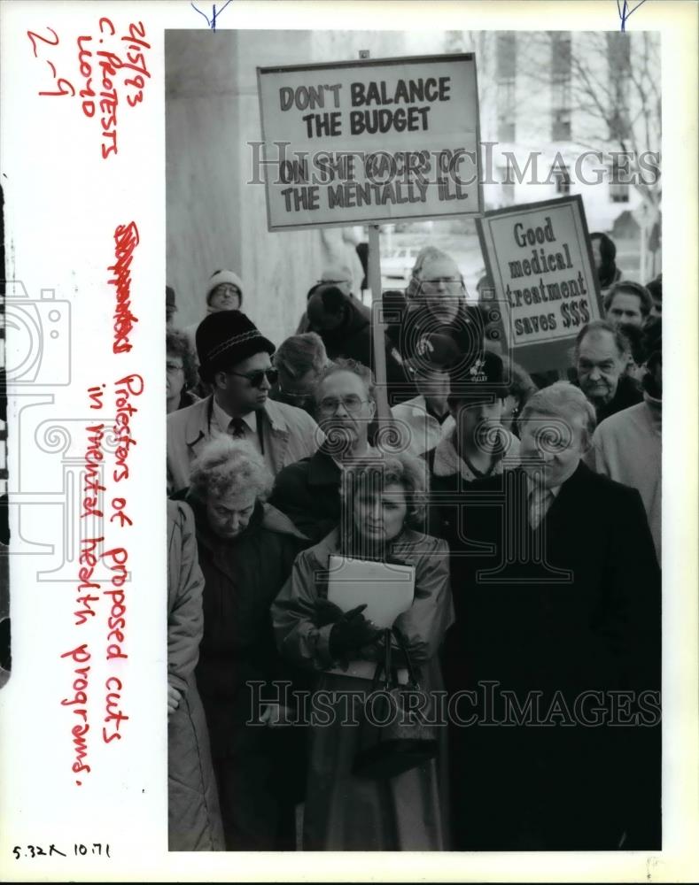 1993 Press Photo Protestors outside after proposed cuts for the mentally ill - Historic Images