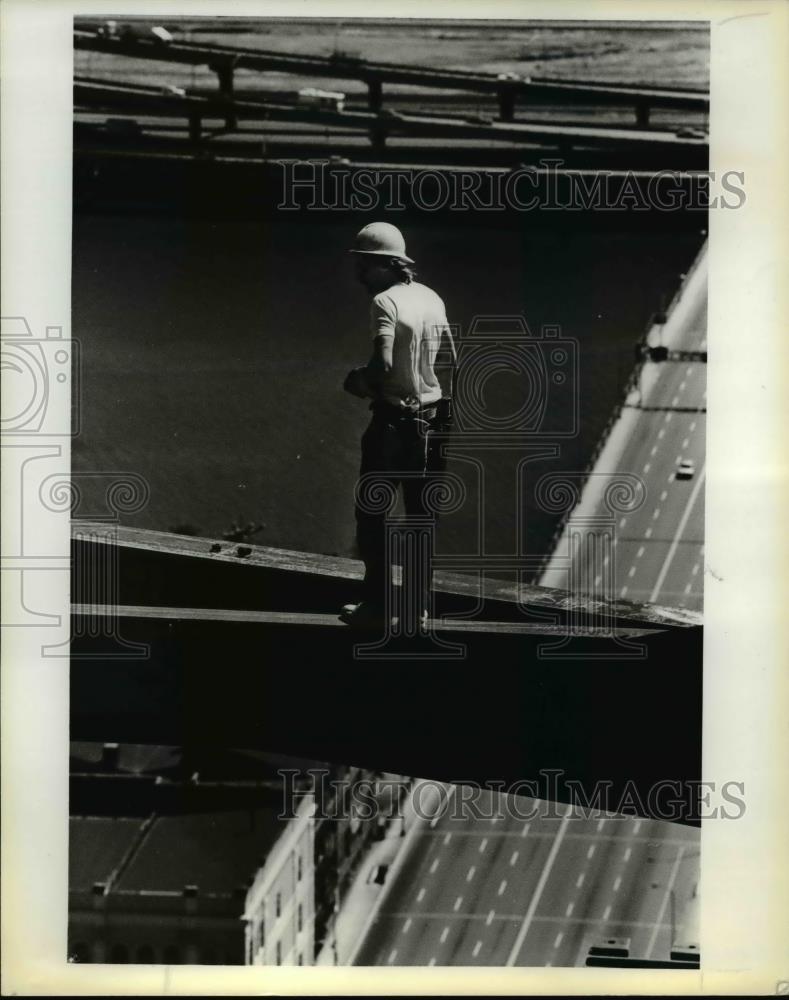 1982 Press Photo Redifer guides a hook from crane to lift beam - orb08114 - Historic Images