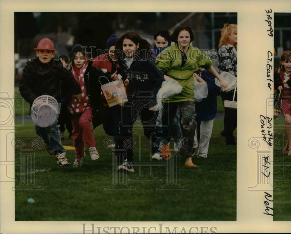 1999 Press Photo The Easter Egg Hunting - orb08272 - Historic Images
