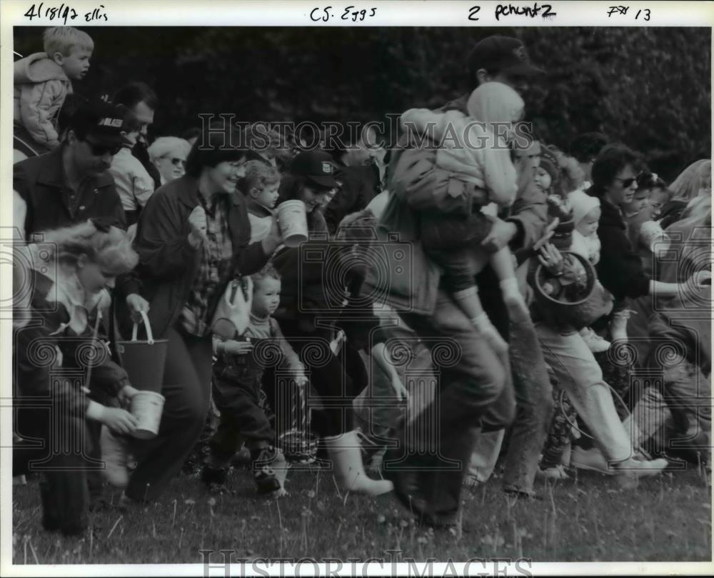 1992 Press Photo Portland Easter Egg Hunt At Alpenrose Dairy, Around 40,000 Eggs - Historic Images