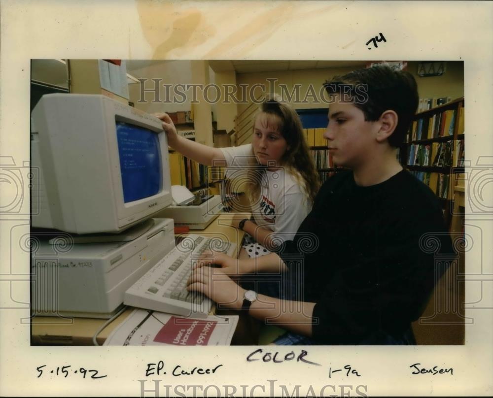 1992 Press Photo 8th Graders Jeff Centoni & Jodi McFarland Use A Computer - Historic Images