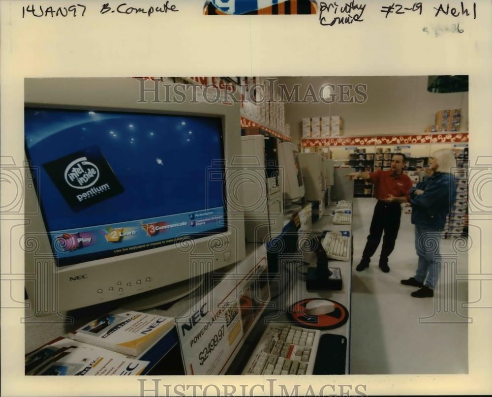 1997 Press Photo Computers Displayed in a Store - orb08455 - Historic Images