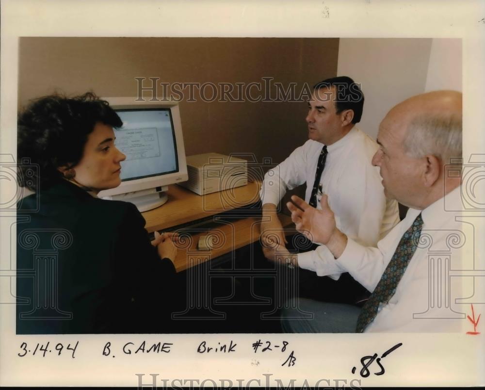 1994 Press Photo A group of executive discussing business over a computer - Historic Images