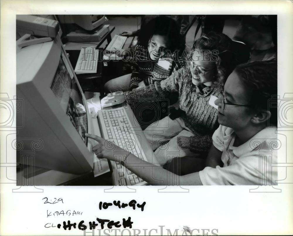 1994 Press Photo Trying out the latest in computer software in Oregon - Historic Images